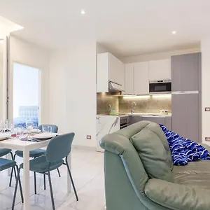 Seaside Flat With Swimming Pool And Private Parking Apartament